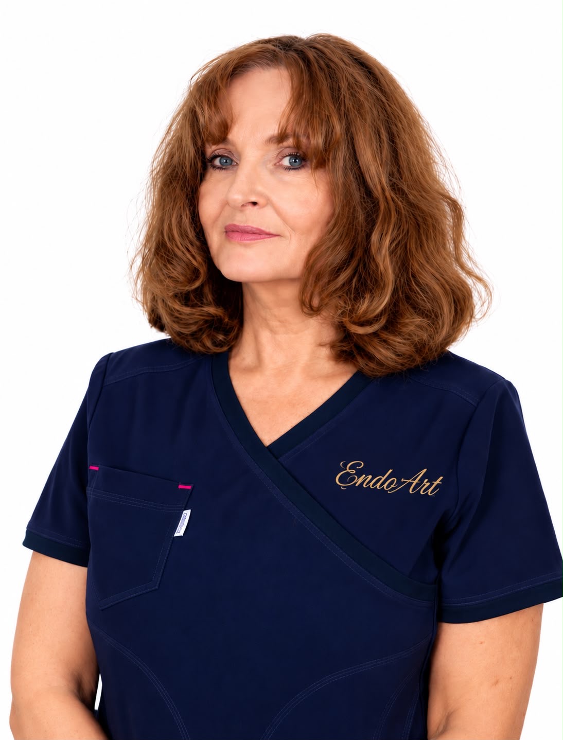 dr n. med. Anna Czarnecka w granatowym stroju medycznym