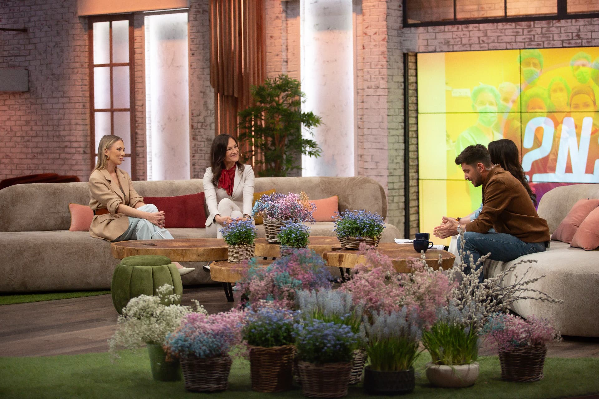 Prof. Ewa Milnerowicz-Nabzdyk wśród gości porannego programu telewizyjnego w studiu