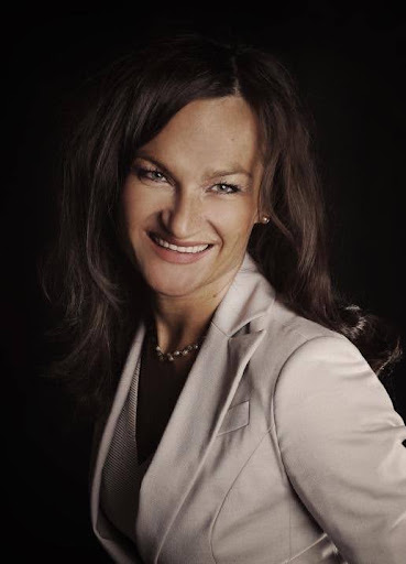 Prof. Ewa Milnerowicz-Nabzdyk w białym fartuchu ze stetoskopem